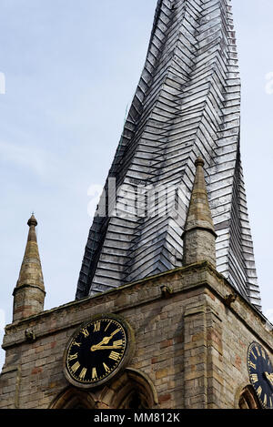 Chesterfield la famosa guglia storta su Santa Maria la Chiesa Parrocchiale Foto Stock