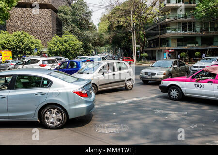 Città del Messico,Polanco,minoranza etnica latinoamericana ispanica,immigrati immigrati,messicano,Calle Aristoteles,traffico congestionato,collo di bottiglia,intersezione,ca Foto Stock