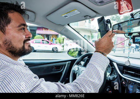 Città del Messico, Polanco, ispanico, immigrati immigrati, messicano, uomo uomo maschio, conducente uber guida, impostazione GPS, barba MX180307031 Foto Stock