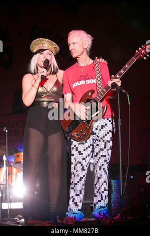 Terri Nunn & Robbie Krieger giocando alla decima edizione Medlock Krieger tutti i concerti di star & Golf Classic che beneficiano di St. Jude per bambini Ospedale di ricerca, un Foto Stock