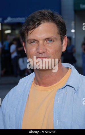 Kevin Williamson arrivando a Jay e Silent Bob Strike Back premiere al Bruin Theatre di Los Angeles. Agosto 15, 2001 © TsuniWilliamsonKevin02.jpgWilliamsonKevin02 Red Carpet Event, verticale, STATI UNITI D'AMERICA, industria cinematografica, celebrità, fotografia, Bestof, arte cultura e intrattenimento, Topix celebrità moda / Verticale, meglio di, evento nella vita di Hollywood - California, moquette rossa e dietro le quinte, USA, industria cinematografica, celebrità, movie celebrità, personaggi televisivi, musica celebrità, fotografia, Bestof, arte cultura e intrattenimento, Topix, headshot, verticale, una persona, dall'anno , 2 Foto Stock