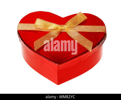 Uno a forma di cuore rosso unopend lucida scatola regalo con un nastro d'oro, isolato su sfondo bianco. Foto Stock