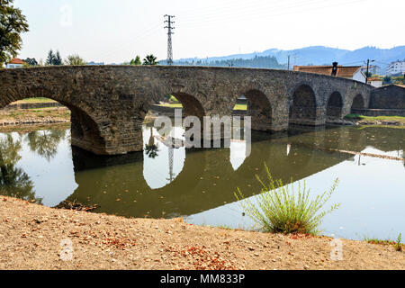 Costruito nel XVII secolo durante l'occupazione spagnola, il ponte Carvalha è a 6 archi a tutto sesto e 64 metri lungo ponte over de Sertã River Foto Stock