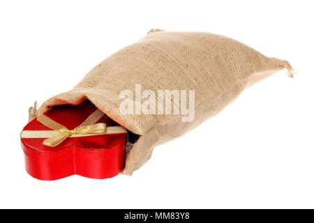 Rosso a forma di cuore presente all'interno di un Babbo Natale sacco di  iuta isolati su sfondo bianco Foto stock - Alamy