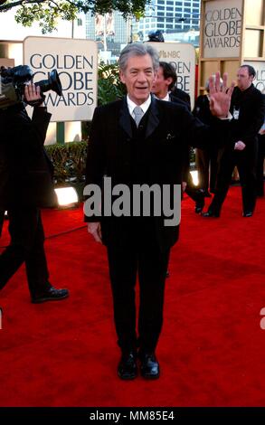 Sir Ian McKellan arriva a 2002 Golden Globe Awards a Beverly Hills Hilton di Beverly Hills, CA, domenica 20 gennaio, 2002. McKellanIan01.JPGMcKellanIan01 Red Carpet Event, verticale, STATI UNITI D'AMERICA, industria cinematografica, celebrità, fotografia, Bestof, arte cultura e intrattenimento, Topix celebrità moda / Verticale, meglio di, evento nella vita di Hollywood - California, moquette rossa e dietro le quinte, USA, industria cinematografica, celebrità, movie celebrità, personaggi televisivi, musica celebrità, fotografia, Bestof, arte cultura e intrattenimento, Topix, verticale, una persona, dall'anno , 2001, inchiesta tsuni Foto Stock