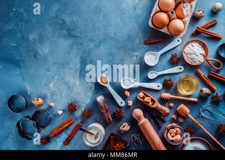 Strumenti di cottura e ingredienti concetto laici piatta con copia spazio. Intestazione di cottura con misurini, sessole in legno, accompagna, mattarello, cookie cutter Foto Stock