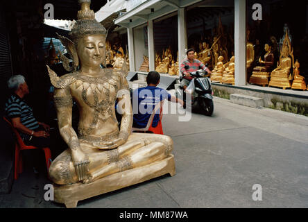 Il Buddismo tailandese - statua di Buddha arte in vendita in Bamrung Muang Road di Bangkok in Thailandia nel sud-est asiatico in Estremo Oriente. Serenità sereno viaggio buddista Foto Stock