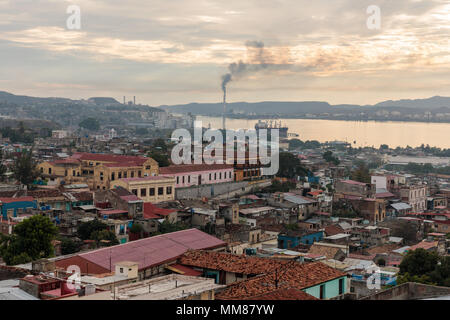 Panorama del centro della città con vecchie case, la Catedral torre e poveri slum blocchi, Santiago de Cuba, Cuba Foto Stock