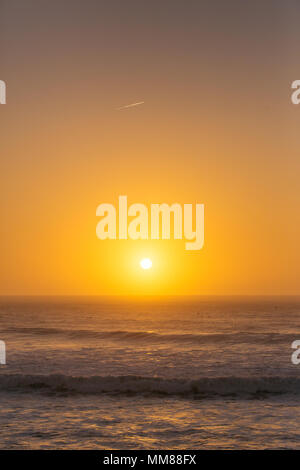 Bel tramonto sull'oceano Atlantico in Portogallo Foto Stock