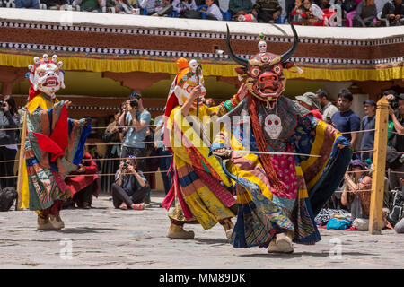 Leh, India - 21 Giugno 2017: monaco non identificato in maschera eseguire una religiosa mascherata e mistero in costume danza del buddismo tibetano Foto Stock