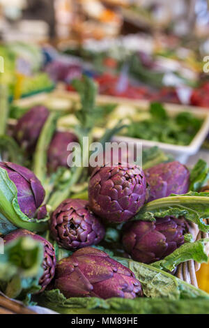 Carciofi freschi in italiano sul mercato locale close up Foto Stock