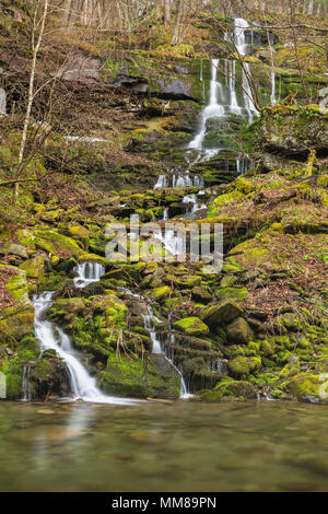 Una cascata stagionale vicino Peekamoose buco blu su Rondout Creek in Denning, New York. Foto Stock