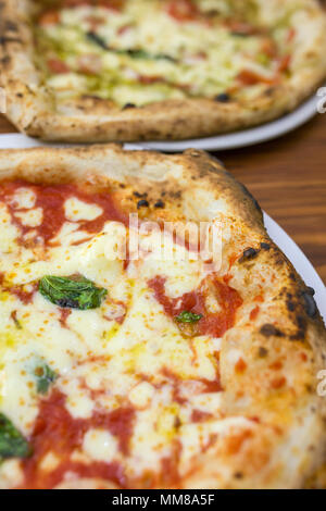 Originale pizza napoletana margherita , servita nel ristorante di Napoli, Italia Foto Stock
