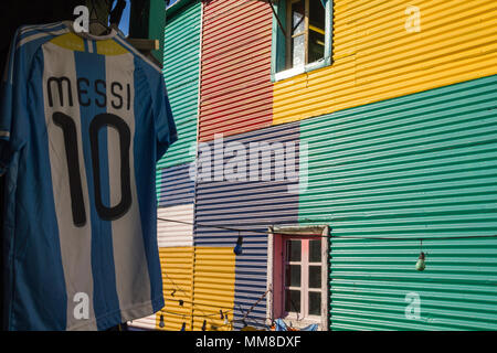 BUENOS AIRES, Argentina - 13 settembre: la maglietta argentina di Lionel Messi esposti accanto ai pittoreschi edifici del quartiere di La Boca in B Foto Stock