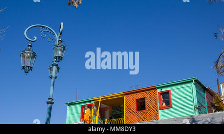 BUENOS AIRES, Argentina - 13 settembre: Lampione con le case colorate in Caminito. Caminito, un tradizionale vicolo, di grande interesse culturale e turiste Foto Stock