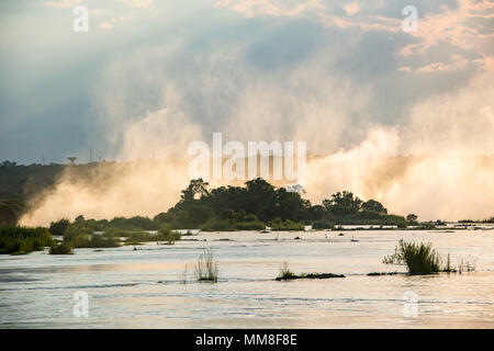 Vapore sorge il fiume Zambesi come il sole tramonta sull'acqua in Livingstone, Zambia Foto Stock