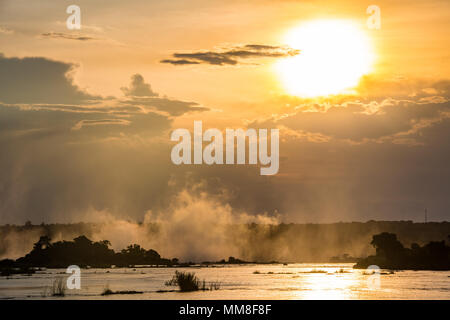 Vapore sorge il fiume Zambesi come il sole tramonta sull'acqua in Livingstone, Zambia Foto Stock