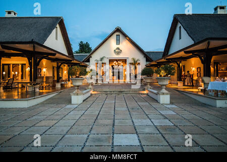 L'illuminato di ingresso anteriore del Royal Livingstone Hotel al crepuscolo Livingstone, Zambia Foto Stock