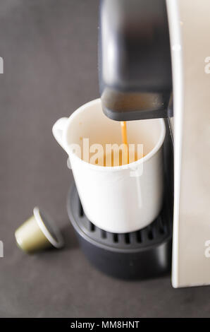 Macchina per il caffè che servono caffè, caffè espresso, caffè pod. Foto Stock