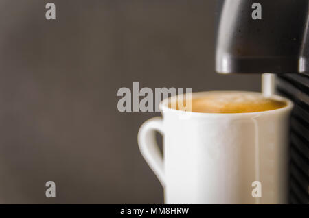Macchina per il caffè che servono caffè, caffè espresso, caffè pod. Foto Stock