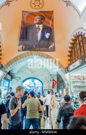 Persone non identificate a piedi di spezie o il Bazaar Egiziano,un famoso complesso di negozi al coperto di Istanbul, Turchia.29 Aprile 2018 Foto Stock