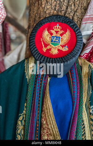 Dettaglio Primo piano di un tradizionale dei Balcani costumi folk sul display Foto Stock