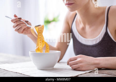 Close up di un centimetro del nastro nel vaso Foto Stock