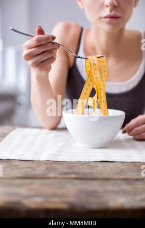 Premuto sottopeso donna avente un problema psicologico Foto Stock