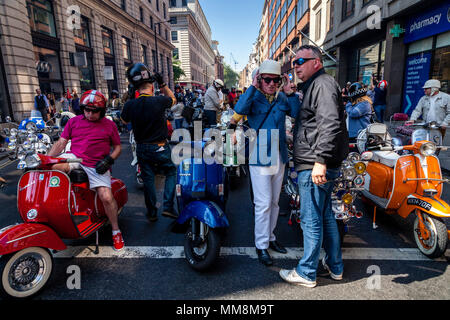 I proprietari di scooter preparati a prendere parte a un Bank Holiday Scooter Rally, Londra, Inghilterra Foto Stock