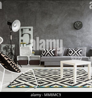 Spaziose camere classic soggiorno in bianco e nero. Interni disegnati con stile Foto Stock