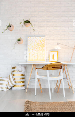 Casa bianca di area ufficio con scrivania e sedia Foto Stock