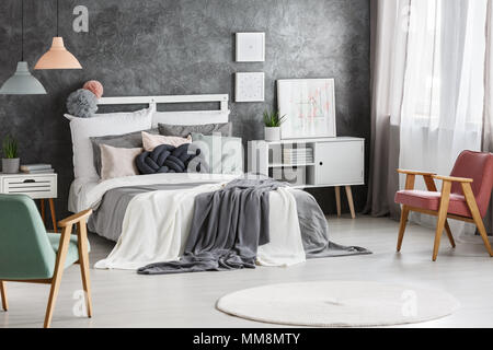 Poster quadrati posti su bianco armadio in hotel stylish room Foto Stock