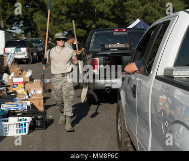 Membri del 149Fighter Wing, Texas Air National Guard, con sede a JBSA-Lackland, Texas, assistere i civili con forniture durante i tentativi di recupero a Beaumont, Texas sett. 9, 2017, settimane dopo l uragano Harvey fatto approdo, devastante molte delle città costiere di abitazioni e le imprese. (Air National Guard foto da 1Lt. Jonathan sudore) Foto Stock