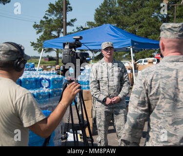 Il personale Sgt. Agustin Salazar e 1Lt. Jonathan sudore, membri della 149Fighter Wing, Texas Air National Guard, intervista compagni 149FW stati, 1Lt. Keith Harvey, Sett. 9, 2017, circa i tentativi di recupero che avvengono nei punti di distribuzione in siti di Beaumont, Texas, settimane dopo l uragano Harvey fatto approdo, devastante molte delle città di abitazioni e le imprese. (Air National Guard foto di Senior Master Sgt. Robert Shelley Foto Stock