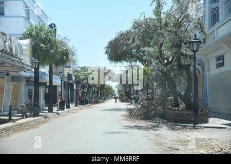 Una strada a Key West, Florida, è nulla di più traffico di veicoli a motore in scia di Irma; molti residenti sono la scelta di andare in giro a biciclette e motorini. Sett. 15, 2017. Pulire gli sforzi sono in pieno svolgimento in tutta la Florida Keys dopo l uragano Irma ha causato ingenti danni in tutto lo stato. Stati Uniti Coast Guard foto di Sottufficiali di seconda classe Dustin R. Williams. Foto Stock