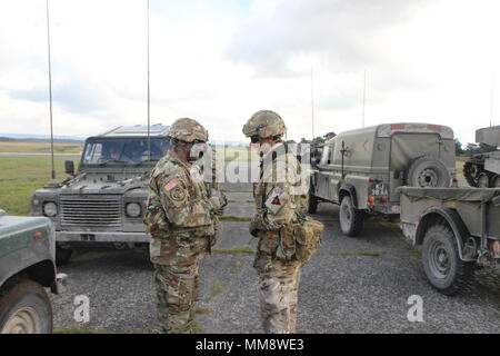 In preparazione per i bracci combinato esercizio di verificarsi sett. 18, 2017 a Sennelager Area Formazione, Germania, leadership dal 1° Battaglione, centoventicinquesimo reggimento di fanteria e il Royal Wessex Yeomanry discutere di terreno, attrezzature di sicurezza e altri aspetti relativi alla pianificazione che possono avere impatto sull'esercizio. (Michigan esercito nazionale Guard foto di magg. Charles Calio) Foto Stock