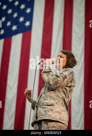 Il personale Sgt. Joanne Griffin, U.S. Air Force Band del Pacifico la cantante, compie durante il 2017 Festival di amicizia, Sett. 16, 2017, a Yokota Air Base, Giappone. L'Amicizia Festival è una due giorni di evento bilaterale volto a rafforzare gli Stati Uniti e il rapporto giapponese. (U.S. Air Force foto di Airman 1. Classe Juan Torres) Foto Stock