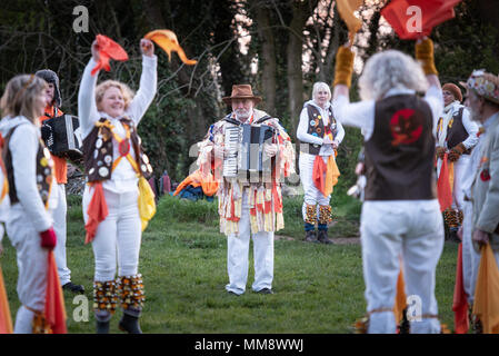 Rollright Stones, Nr Long Compton, Oxfordshire / Warwickshire, Regno Unito. Il 1 maggio 2018. Membri della Owlswick Morris lato intrattenere gli spettatori presso sunrise Foto Stock