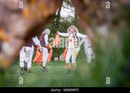 Rollright Stones, Nr Long Compton, Oxfordshire / Warwickshire, Regno Unito. Il 1 maggio 2018. Membri della Owlswick Morris lato intrattenere gli spettatori presso sunrise Foto Stock