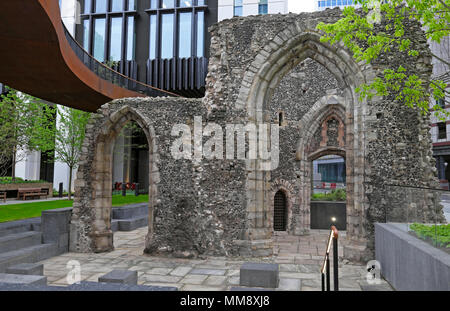 St Alphage chiesa edificio, highwalk e giardini presso la London Wall Luogo di contrasto allo sviluppo di nuovi edifici di vecchia città di Londra UK KATHY DEWITT Foto Stock