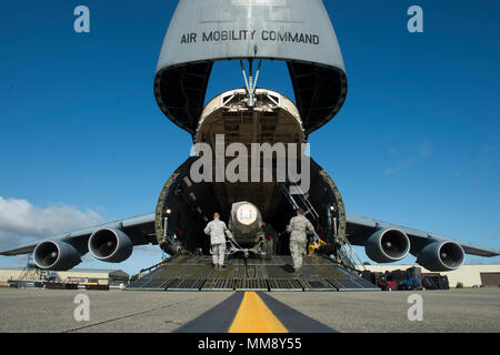 Il C-5M Super Galaxy è un aereo da trasporto strategico gestito dalla United States Air Force per missioni di trasporto merci globali. Un'immagine d'archivio documenta gli aviatori fuori dalle attrezzature di carico alla Royal Air Force Fairford, Regno Unito, il 12 settembre 2017, a sostegno del 2nd Bomb Wing durante le operazioni di assicurazione e deterrenza dei bombardieri sotto lo U.S. Strategic Command. Foto Stock