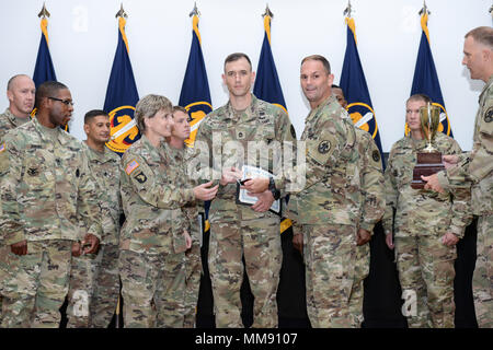 SFC Robert D. Jones si è aggiudicato il 2017 riserva di esercito di divisione di carriere per la carriera del consigliere del premio di anno a Fort Knox, Kentucky. (US Army foto di Charles Leffler) Foto Stock