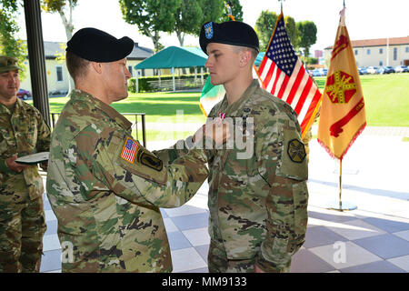 U. S. Col. Eric M. Berdy (sinistra), comandante della U.S. Presidio militare in Italia, presenta il servizio meritevole medaglia al cap. Brennan T. Roorda (a destra), il Comandante uscente, durante la modifica del comando cerimonia PER GLI STATI UNITI Esercito la sede di guarnigione società presso Caserma Ederle a Vicenza, Italia, Sett. 18, 2017. (U.S. Esercito foto di Visual Information Specialist Antonio Bedin/rilasciato) Foto Stock