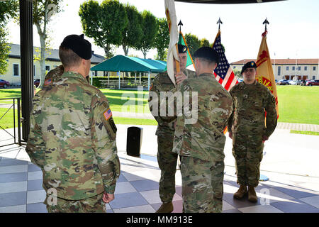 1 Sgt. Brad J. Lowrance, centro, passa il guidon al cap. Brennan T. Roorda, destra, comandante uscente, durante un cambiamento di cerimonia di comando per gli Stati Uniti Army Garrison Italia Sede Società presso Caserma Ederle a Vicenza, Italia, Sett. 18, 2017. (U.S. Esercito foto di Visual Information Specialist Antonio Bedin/rilasciato) Foto Stock