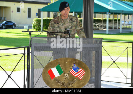 Comandante in arrivo Capt. Eric P. Ng, U.S. Army Garrison Italia Headquarters Support Company, dà un discorso durante un cambio del comando cerimonia alla Caserma Ederle a Vicenza, Italia, Sett. 18, 2017. (U.S. Esercito foto di Visual Information Specialist Antonio Bedin/rilasciato) Foto Stock