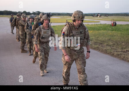 FORT HOOD, Texas - British Bombardier Paolo Martlow conduce una linea di aviatori americani e britannici un altro organo di servizio nella zona di carico di un Chinook su Longhorn Aviosuperficie ausiliario a Fort Hood in Texas, prima di un assalto dell'aria esercizio sul Sett. 14, 2017. Martlow è un terminale comune centralina di attacco con la Gran Bretagna del XIX del Reggimento di Artiglieria reale e ci ha aiutato a chiamare le incursioni aeree da Carolina del Sud la Guardia Nazionale Apache elicotteri da attacco durante l'esercizio. (Foto di U.S. Army Sgt. David L. Nye) Foto Stock