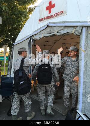 I membri dal Nebraska Air National Guard 155Medical Group distribuire per fornire uragano Harvey sollievo in Texas 2 al 9 settembre, 2017 Lincoln, Nebraska. Quarantaquattro gruppo medico personale della stessa dispiegati in Texas per fornire assistenza e soccorso medico funzionalità di classificazione come CBRNE (chimica, biologica, radiologica, nucleare e ad alta resa esplosivi) CERFP (Enhanced Response Force pacchetto). SSgt Jonathan Zgainer e altri membri del Nebraska Guardia Nazionale CERFP team sono accolti con Hi cinque da Lt Col Olech e altri Texas NG personale Sera di Settembre 4, 2017 a Beaumont Baptis Foto Stock