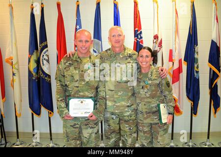 Sgt. William Voss, 420th movimento di comando motore BN sergente, il maschio vincitore della 311th Expeditionary supporto comando di combattimento sfida Fitness, Briga. Gen. David E. Elwell, 311th Expeditionary supporto comando comandante generale e 1Lt. Amanda Bromell, 806th AG distacco vice capo e la femmina vincitore del CFC, erano presenti al Camp Parchi di forze di riserva Area Formazione settembre 7-9. Il 311th COMITATO CFC è una sfida estrema che prove i soldati sia fisicamente e mentalmente. Il caso testato la loro volontà ed era unicamente diverso perché ha dato enlis junior Foto Stock