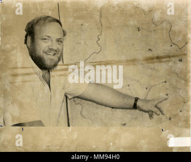 La United States Agency for International Development è un'agenzia governativa degli Stati Uniti responsabile degli aiuti civili stranieri e dell'assistenza allo sviluppo. L'immagine di archivio documenta una persona che indica una posizione su una mappa durante una sessione di briefing o pianificazione relativa all'USAID. La stampa fotografica storica registra l'attività di orientamento geografico all'interno di un contesto del programma di sviluppo. Foto Stock