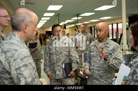 Stati Uniti Air Force Brig. Gen. Robert Miller (sinistra), Air Force operazioni mediche Agenzia commander, e AFMOA Chief Master Sgt. John Yun (centro), AFMOA sovrintendente, Base comune San Antonio-Lackland, Texas, ascoltare Lt. Col. John DaLomba (a destra), sessantesimo operazioni mediche Squadron, durante una recente visita alla Terapia Fisica clinica, David Grant U.S. Air Force Medical Center, Sett. 12, 2017, Travis Air Force Base in California Miller e Yun erano stati forniti uno sguardo in profondità in DGMC la missione e la possibilità di interagire con gli avieri da diverse cliniche durante la visita.(STATI UNITI Air Force pho Foto Stock